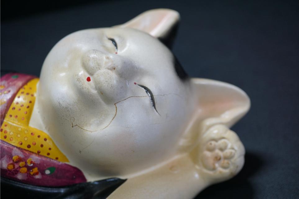 D4278 猫の芸術家 鬼才 河村目呂二 [芸者招き猫] 緑福猫 (底書き：富猫