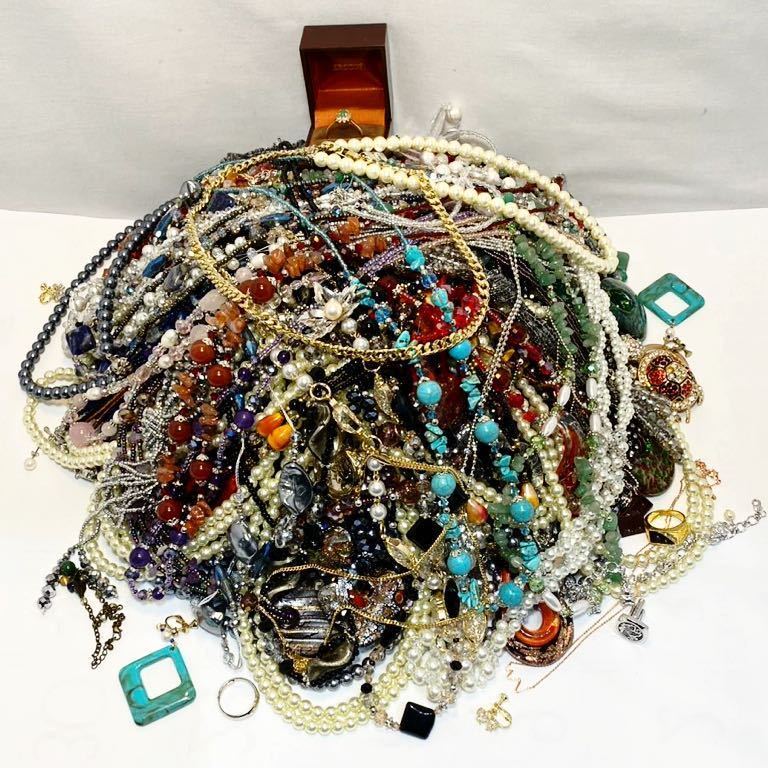 ➁アクセサリーイミテーションまとめ売り 約5キロほど デザイン