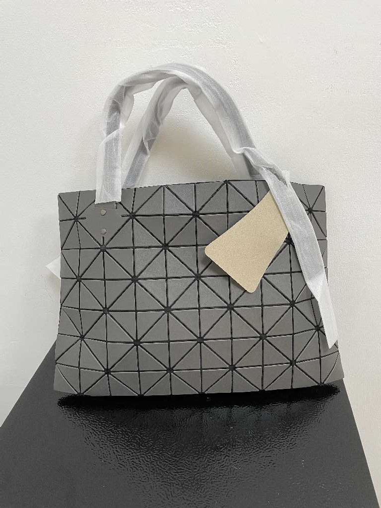 BAO BAO ISSEY MIYAKE バオバオ イッセイミヤケ ハンドバッグ ショルダーバッグ 中古 ■ ポリエステル ■ グレー ■ JM B1