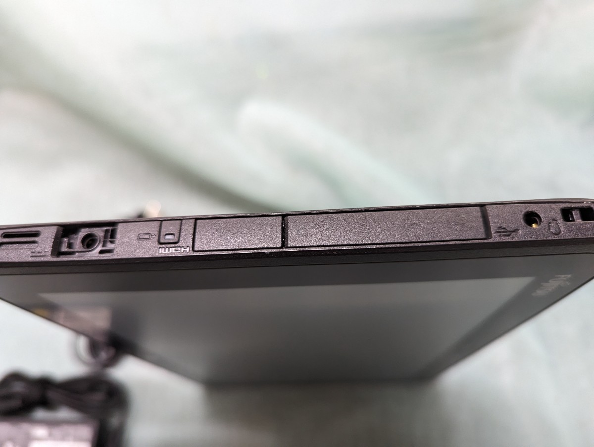 Fujitsuタブレット ARROWS Tab Q506/NB（Windows 10) /64GB/ペン無し
