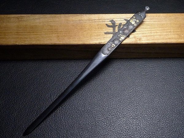 △60G1428△日本刀装具・銅製・花草文金象嵌・笄/こうがい・木箱付・検