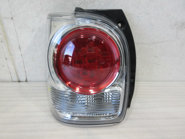 ダイハツ ムーヴ キャンバス LA800S/LA810S 純正 左テールランプ