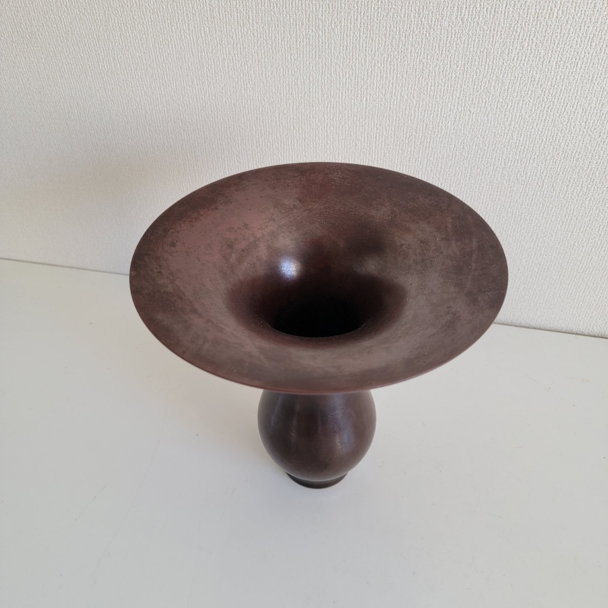 吉野竹治作、瑞雲文本焼色銅器の円筒形花瓶 吉野竹治作、瑞雲文本焼色