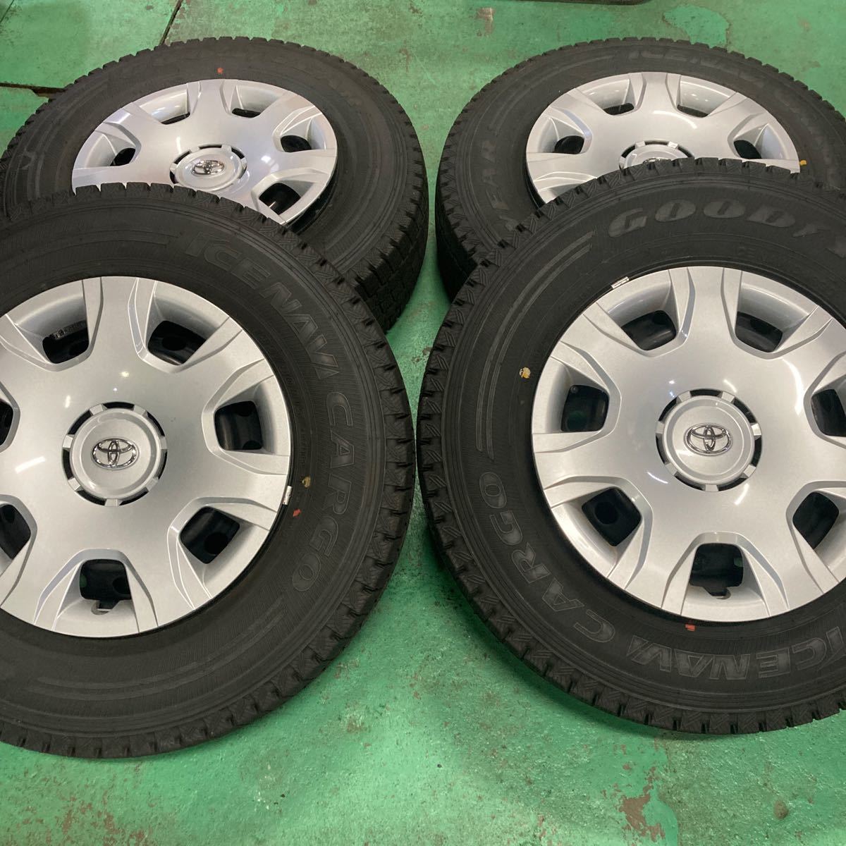 美品 2023年製造 スタッドレス グッドイヤー バリ溝 195/80R15 107/105 200系ハイエース