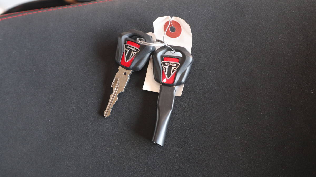 スラクストン 1200R オプションバンスマフラー・ロケットカウル・LEDウインカー・リアフェンダーレス他　ETC付　ローン可_8