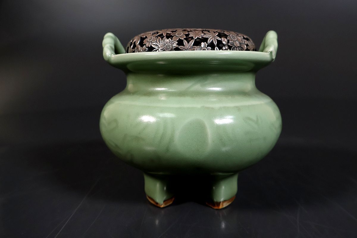 小】4443 中国古美術 龍泉窯 青磁花文印刻香炉 純銀製火屋有 細密細工