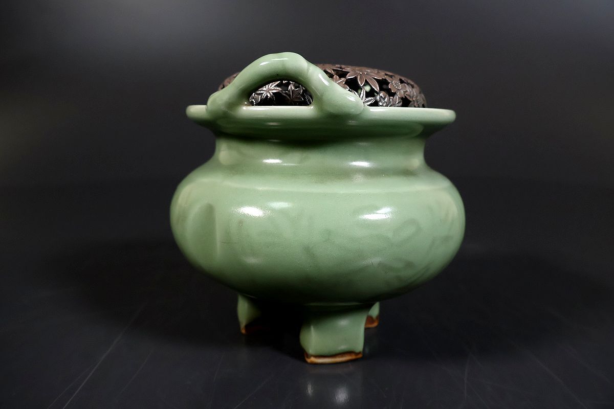 明時代　青磁　龍泉窯花卉文簋形香炉(E-75) 小】4443 中国古美術 龍泉窯 青磁花文印刻香炉 純銀製火屋有 細密細工