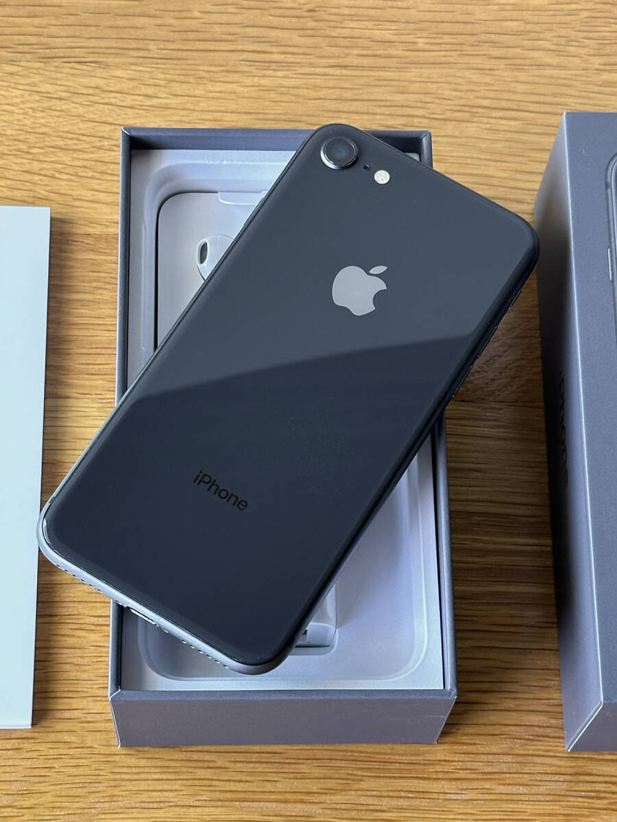 ★美品！Apple アップル iPhone 8 スペースグレイ 国内版SIMフリー！ 64GB 付属品完備！ _3