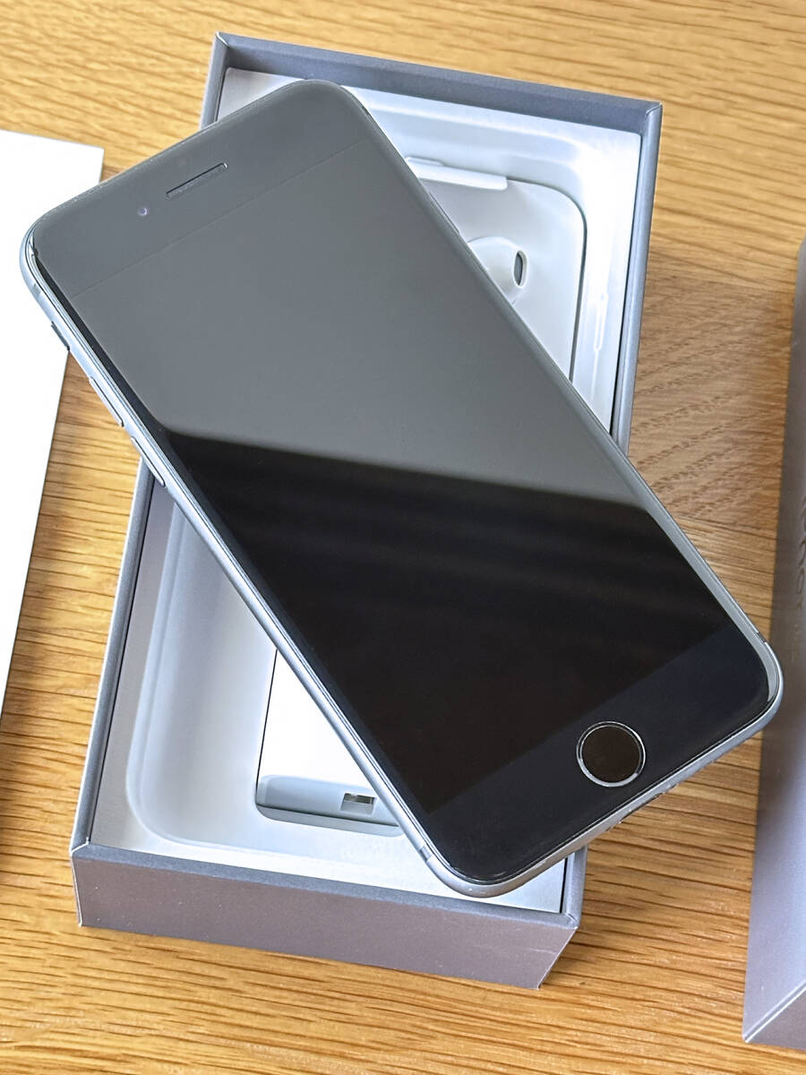 ★美品！Apple アップル iPhone 8 スペースグレイ 国内版SIMフリー！ 64GB 付属品完備！ _4