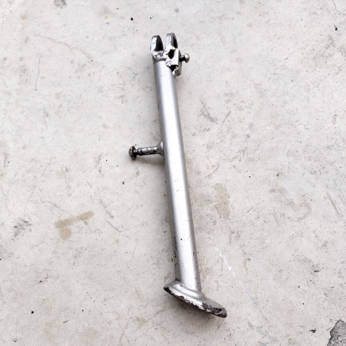 DトラッカーXのサイドスタンド_2