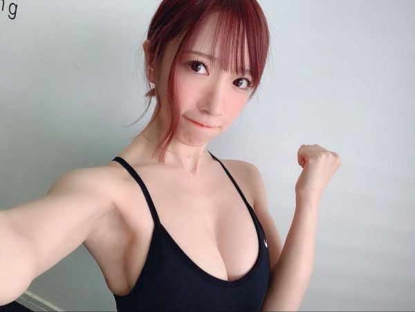◎琉球空手 黒帯!!【 清水あいり 】直筆サイン入り 生チェキ 細身に
