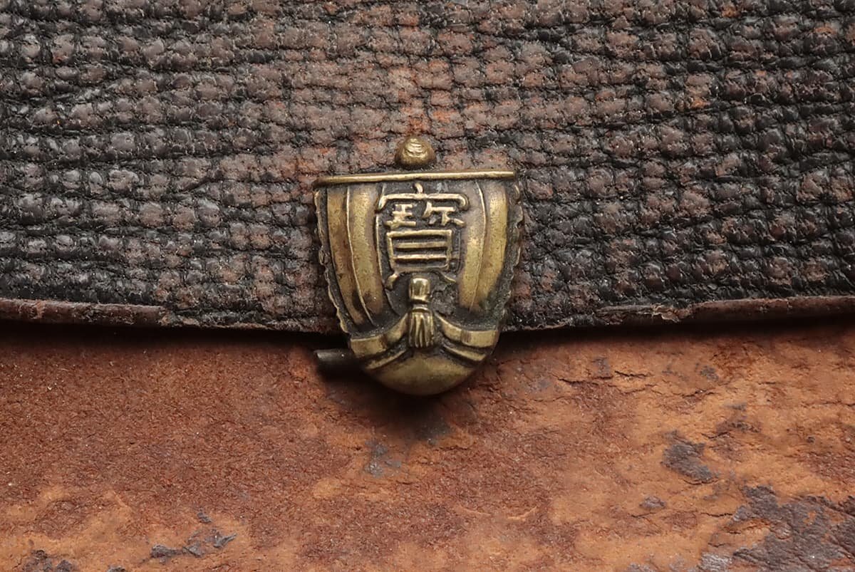 UU053 時代提げ物【清明 銘】宝船図前金具 革製 一つ提 煙草入 骨彫