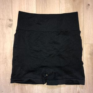 ハーフ レギンス ブラック 黒 M 新品 パンツ ヨガ ジム トレーニング ランニング スパッ