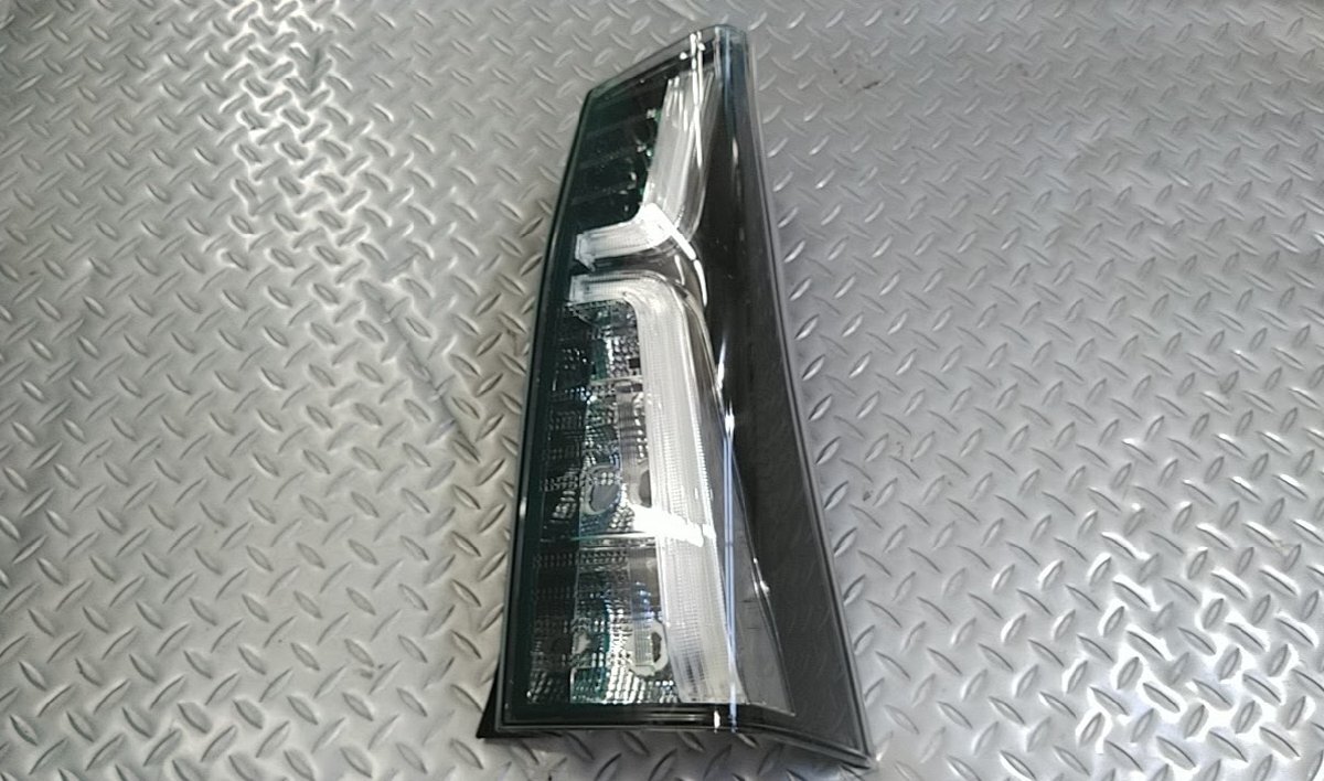 LA650S タント 純正 右テールランプ ユニットのみ KOITO 220-69075