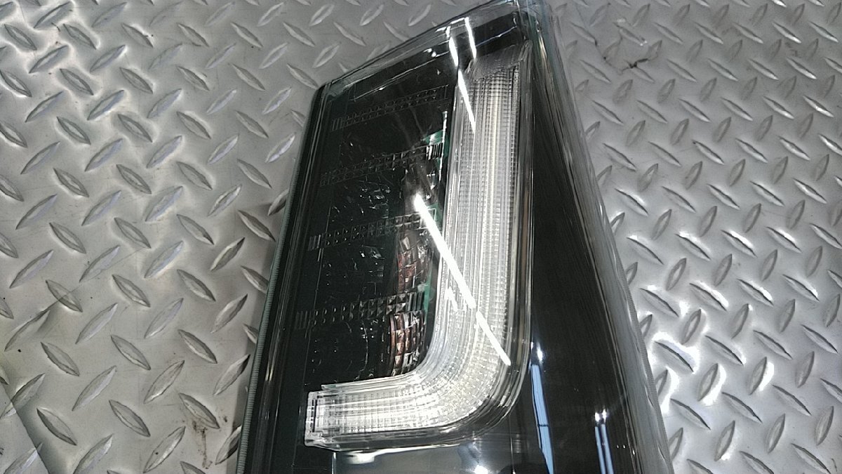 LA650S タント 純正 右テールランプ ユニットのみ KOITO 220-69075