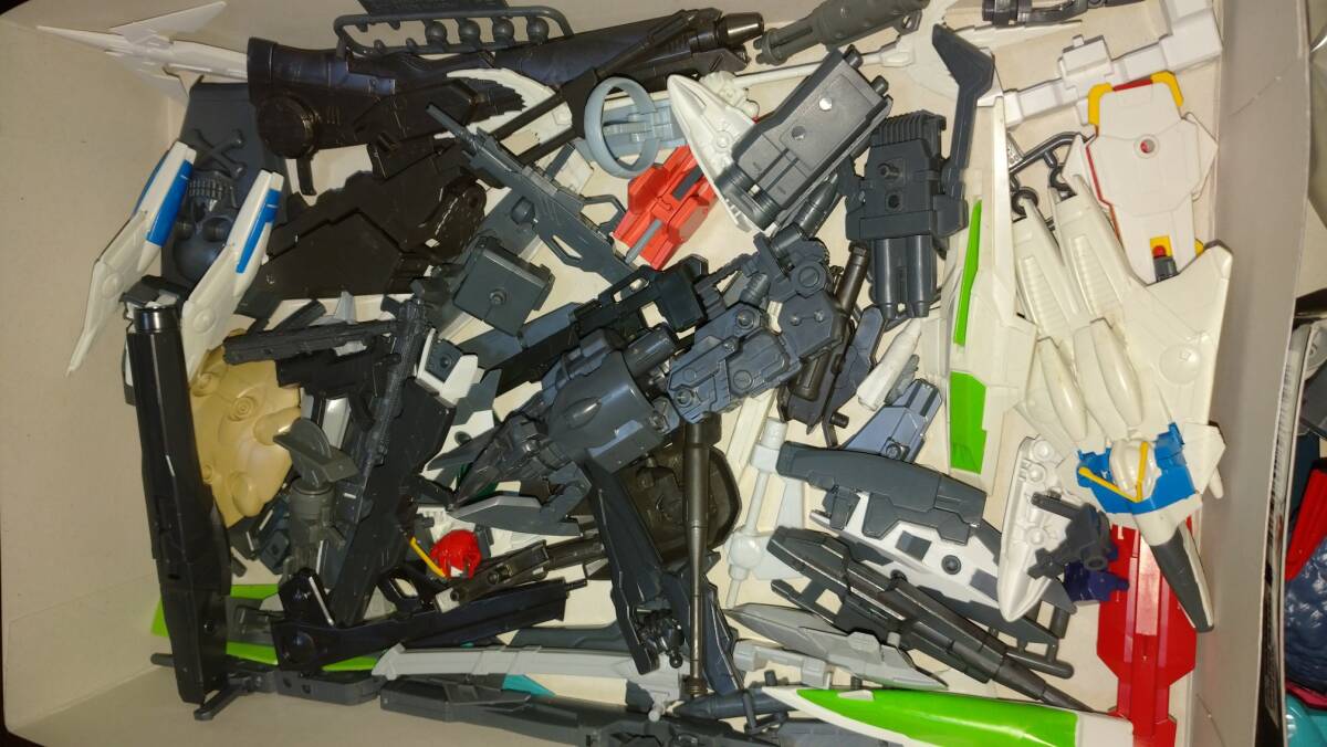 ガンプラ 1/144 HG系 組立品 武器 台座 パーツ大量 ジャンク 【公式通販】 ガンプラ 1/144 HG系 組立品 武器 台座 パーツ大量 ジャンク 【公式通販】