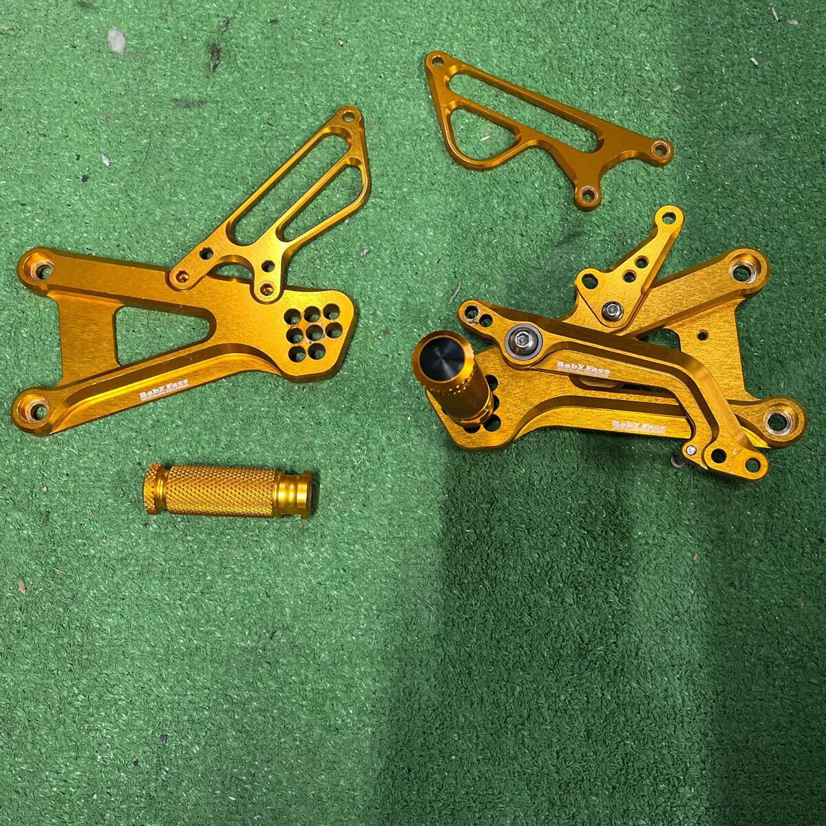 ベビーフェイス バックステップ ゴールド ヤマハ YZF-R6 補修用に 