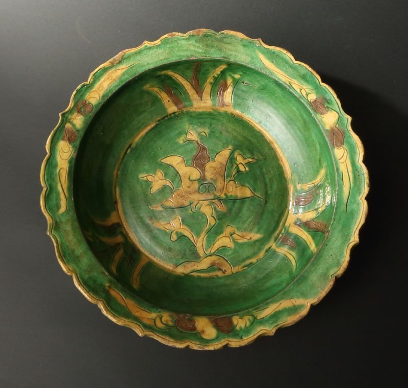 深和】明、16世紀後半◇華南三彩刻花花文輪花盤 図録所載品同手（稜花
