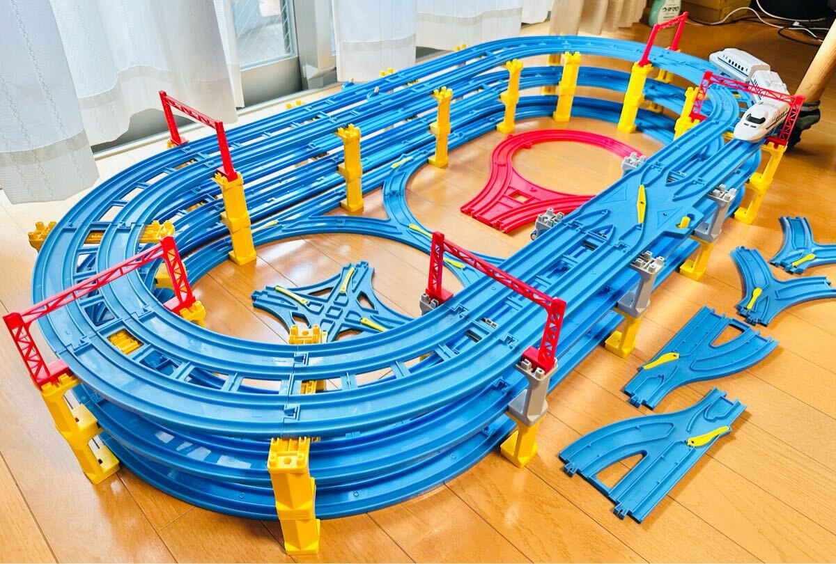 プラレール レイアウト | タワー 複線レール 車両 駅 トンネル 架線柱 
