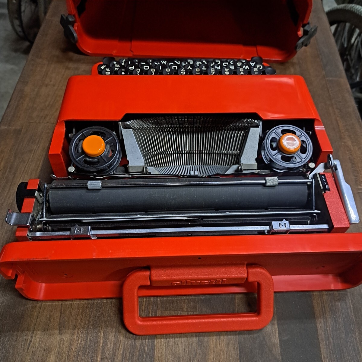 Olivetti Valentine オリベッティ タイプライター 赤バケツ 2026年最新