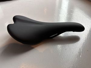 cannondale キャノンデール badboy2 純正 サドル 自転車 スポーツサイクル 新車外し