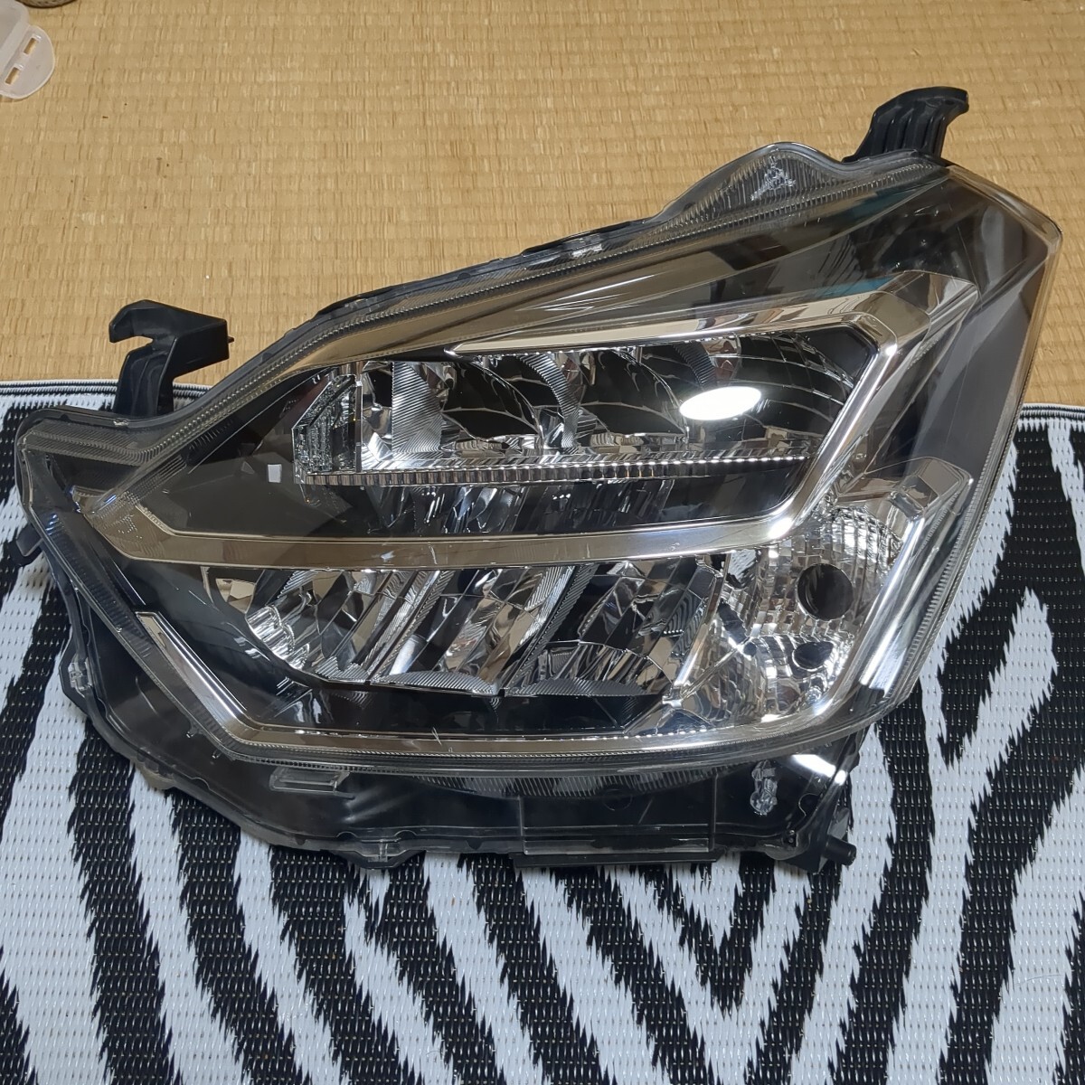 ダイハツ ミライース純正 新品 未使用 ヘッドライト 右側用 クリア ※送料無料 ダイハツ ミライース純正 新品 未使用 ヘッドライト 右側用 クリア