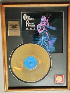 176位 オジー・オズボーンとランディ・ロードズ トリビュート ゴールドレコード額装 コレクター