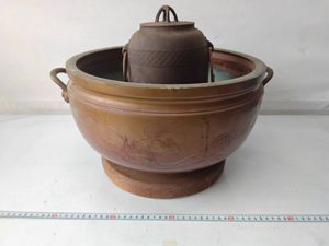 銅製？真鍮製？の三つ足の火鉢　引き取り限定 真鍮 火鉢の値段と価格推移は？｜33件の売買データから真鍮 火鉢の価値