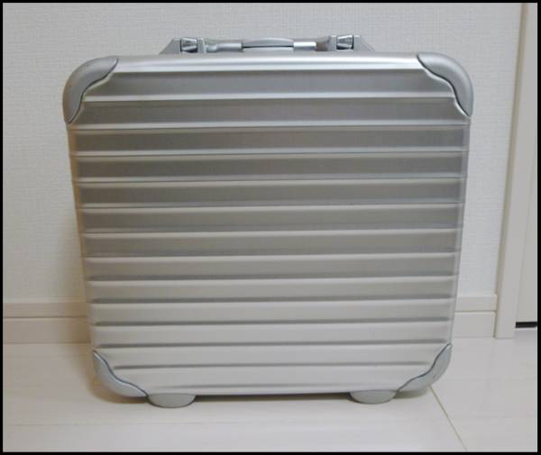 希少、リモワトパーズアタッシュケースの商品です。 RIMOWA（リモワ） トパーズ アタッシュケース 928.45 トランク アルミ