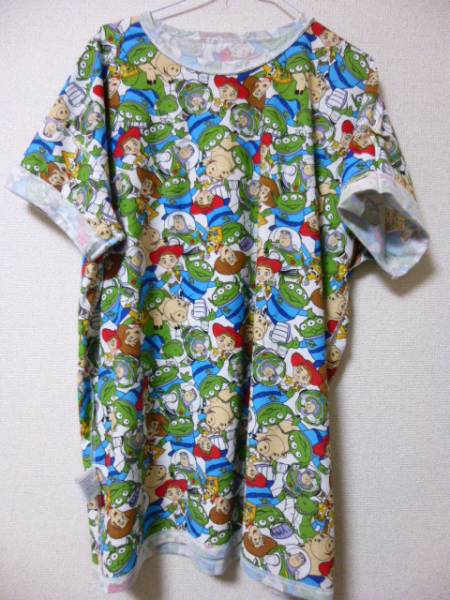 新品 トイ・ストーリー 総柄tシャツm ディズニー ワンピース希少