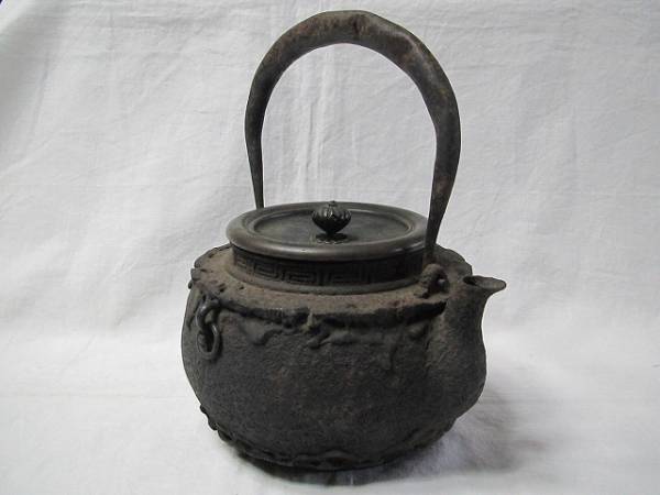 ■龍文堂造　雷紋浮環冠付　鉄瓶