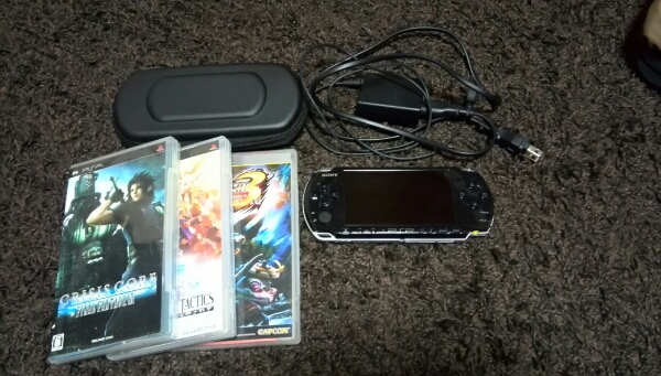 pspとソフト3本セット PSP-3000 ピアノブラック ソフト3本セット クライシスコア FFⅦ