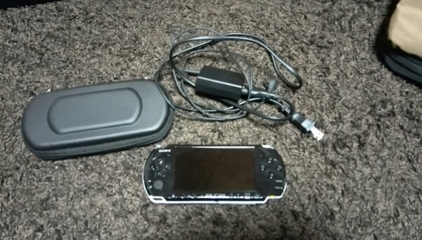 pspとソフト3本セット PSP-3000 ピアノブラック ソフト3本セット クライシスコア FFⅦ