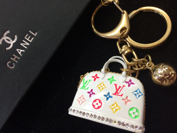 ヴィトン ノベルティ キーホルダー シロ