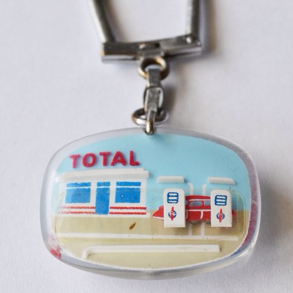 TOTAL 動く ブルボンキーホルダー ガソリンスタンド ◇ブルボンキーホルダー TOTAL 動く車 ガソリンスタンド