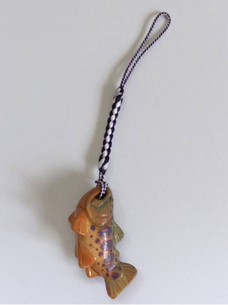 手作り1点もの 木彫り魚 山女魚 ストラップ キーホルダー(ハンドメイド 