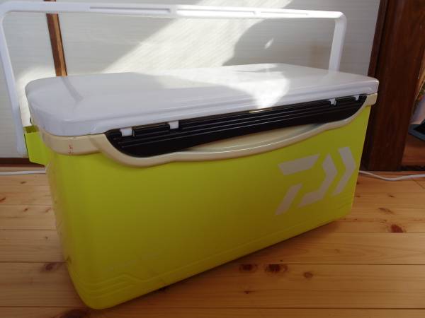 ダイワ　クーラーボックス　LIGHT TRUNK Ⅲ S 3000RJ イエロー