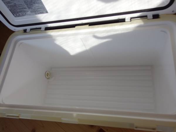 ダイワ　クーラーボックス　LIGHT TRUNK Ⅲ S 3000RJ イエロー