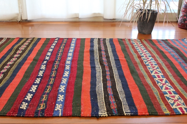 バルーチ族　ソフレ　キリム　玄関マット カラフル バルーチ族 立体刺繍 手織りキリム 286cm ラグEBKE0389