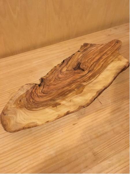 新品スペイン製オリーブウッドカッティングボード大