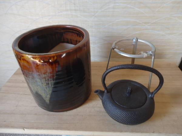 小振りな火鉢.鉄瓶.手あぶり.五徳のセット.オブジエ.実用品です xvpbvx