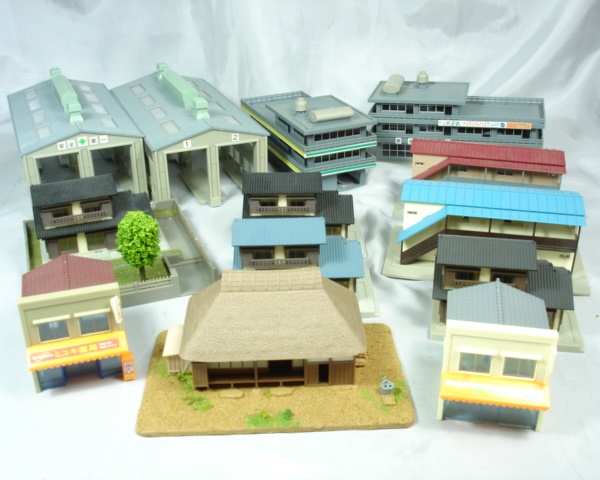 == Nゲージジオラマ 建物 13個まとめて 機関庫 アパート 古民家