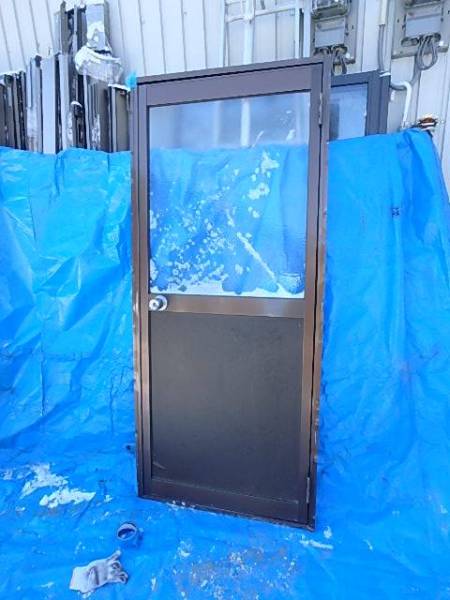 012502 YKKアルミサッシ 勝手口ドア 鍵無 玄関 窓 西