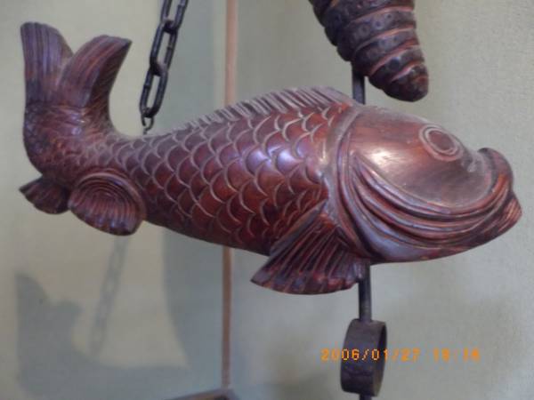 自在鉤 彫刻した竹に古い鯉 鉄瓶付き 山水画彫刻が施された竹に鯉