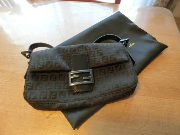 美品★ショルダーバッグ　フェンディ　【FENDI】