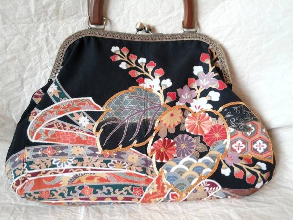 古布リメイクがま口バッグ　留袖　唐獅子　刺繍 ハンドメイド工房 saeko】 留袖のリメイクがま口バッグ リメイク黒留袖