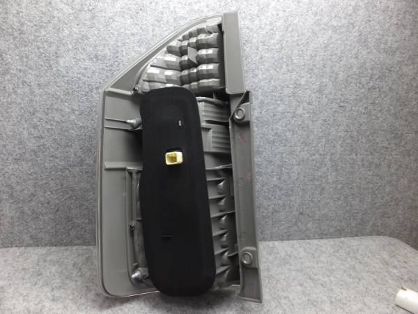 70系NOAH前期純正テールランプ 新同 ノア ZRR70 前期 右テールライト A3171