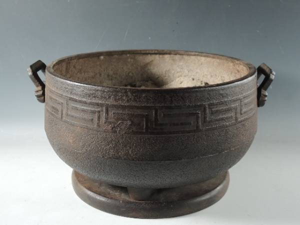 ◆栄◆古鉄 中国 幾何学文 彫刻 瓶掛 唐木台 明治 69a283