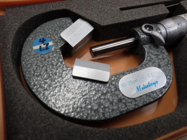 Q【新でん】ミツトヨ　Ｖ溝マイクロ　10-25mm　0.01mm【中古】
