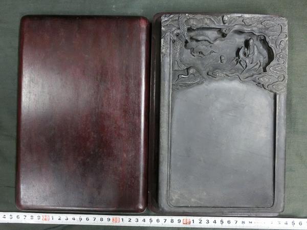 A21946 端渓 彫寿老人図 裏漢詩彫 書道硯 2.7kg 紫檀筥